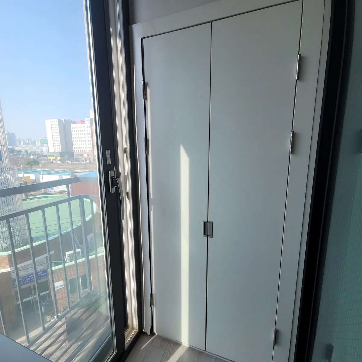 누수로 손상된 벽장 문틀 교체 작업